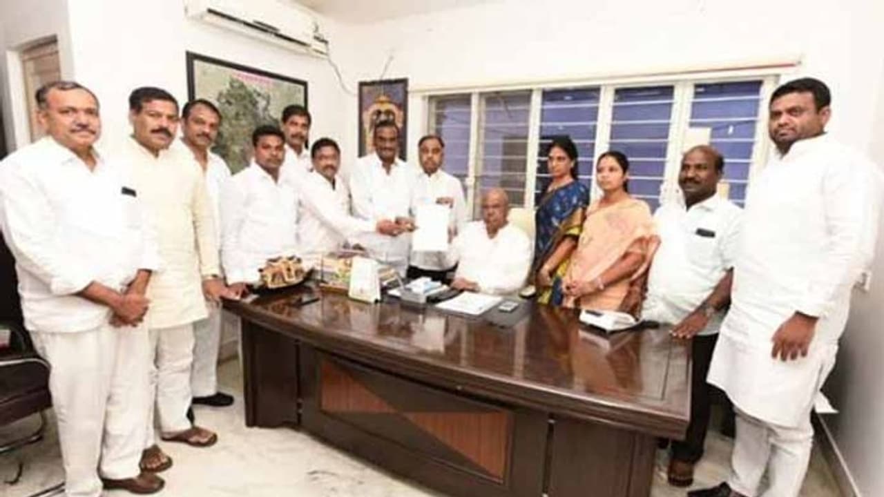 గొర్రెలం, బర్రెలం కాదు.. 12 మంది కాంగ్రెస్ ఫిరాయింపు ఎమ్మెల్యేలు గొర్రెలం, బర్రెలం కాదు.. 12 మంది కాంగ్రెస్ ఫిరాయింపు ఎమ్మెల్యేలు