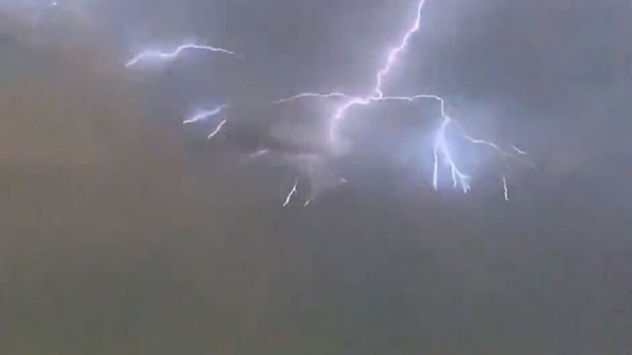 ಕ್ಯಾಮೆರಾದಲ್ಲಿ ಸೆರೆಯಾದ ಮಿಂಚಿನ ಸಂಚಲನಕ್ಕೆ ಮಂದಿ ಫುಲ್ ಖುಷ್