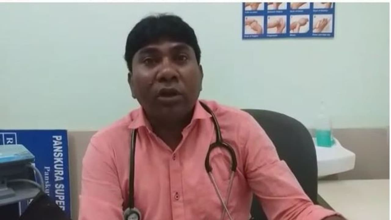 রোগী দেখতে নারাজ ডাক্তাররা, একাই দায় সামলাচ্ছেন এই সুপার রোগী দেখতে নারাজ ডাক্তাররা, একাই দায় সামলাচ্ছেন এই সুপার