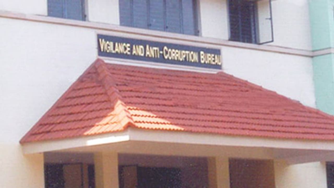 നികുതി ഒഴിവാക്കാന്‍ കൈക്കൂലി വാങ്ങുന്നതിനിടെ പിടിയിലായ തഹസില്‍ദാര്‍ക്ക് നാല് വര്‍ഷം തടവും പിഴയും 