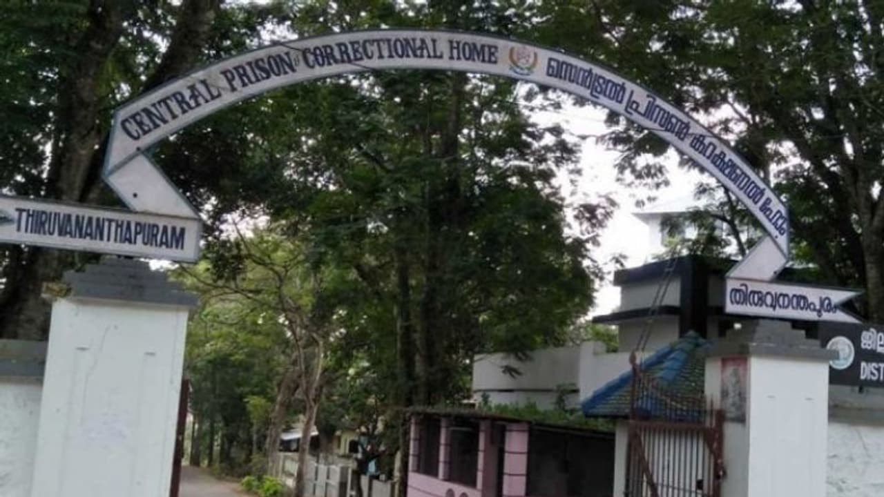 പൂജ്ജപ്പുര ജയിലിലെ മിന്നല് പരിശോധന; കഞ്ചാവും മൊബൈല് ചാര്ജറും ഉള്പ്പെടെ പിടിച്ചെടുത്തു പൂജ്ജപ്പുര ജയിലിലെ മിന്നല് പരിശോധന; കഞ്ചാവും മൊബൈല് ചാര്ജറും ഉള്പ്പെടെ പിടിച്ചെടുത്തു