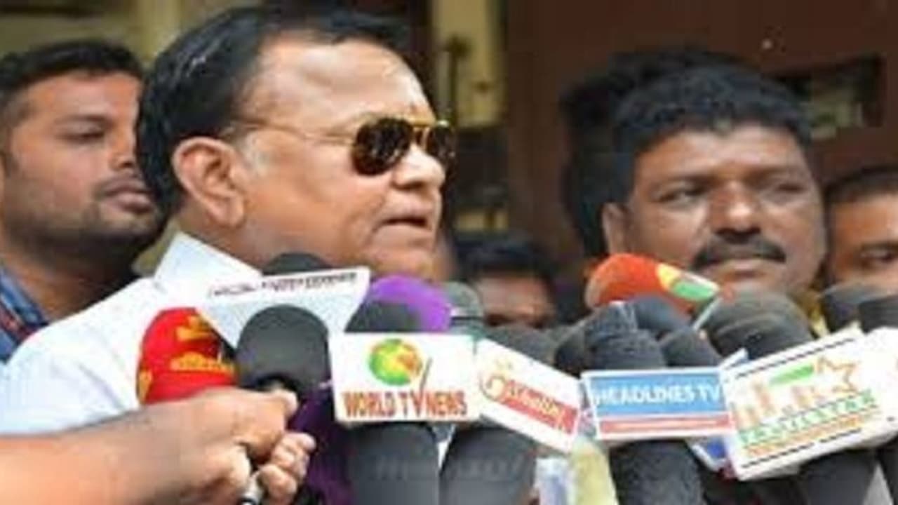 எடப்பாடியிடம் 7 கோடி ரூபாய் வாங்கிட்டு ஏமாற்றும் கருணாஸ் ! ராதாரவி திடுக் குற்றச்சாட்டு !! எடப்பாடியிடம் 7 கோடி ரூபாய் வாங்கிட்டு ஏமாற்றும் கருணாஸ் ! ராதாரவி திடுக் குற்றச்சாட்டு !!