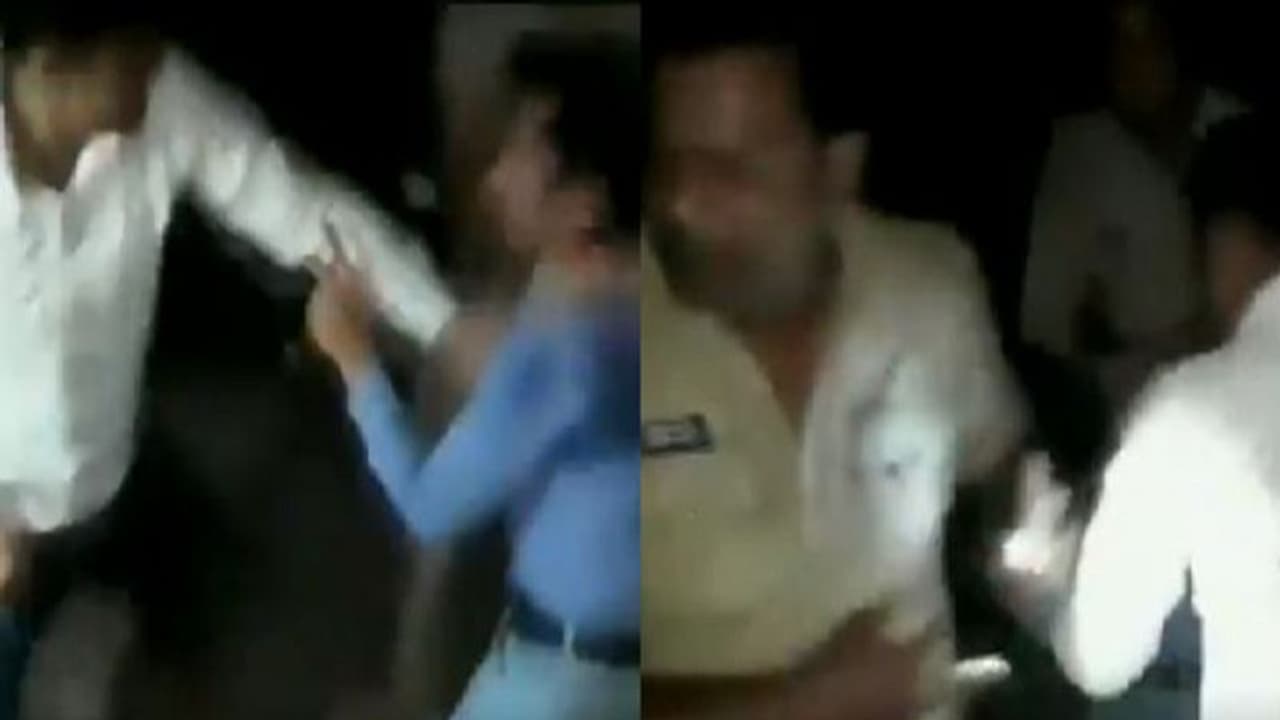 ಪತ್ರಕರ್ತನ ಮೇಲೆ ಪೊಲೀಸರ ಹಲ್ಲೆ, ಬಟ್ಟೆಬಿಚ್ಚಿ ಬಾಯಿಗೆ ಮೂತ್ರ