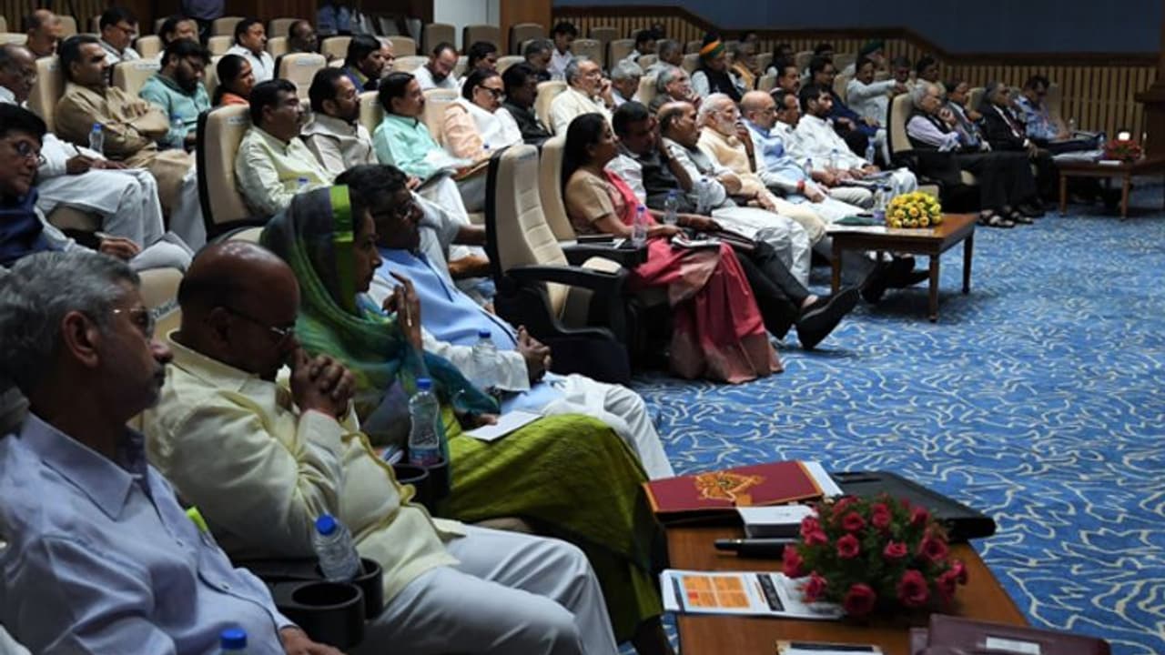 ಬೆಳಗ್ಗೆ 9.30ರೊಳಗೆ ಕಚೇರಿಗೆ ಬರಲು ಸಚಿವರಿಗೆ ಮೋದಿ ಸೂಚನೆ! ಬೆಳಗ್ಗೆ 9.30ರೊಳಗೆ ಕಚೇರಿಗೆ ಬರಲು ಸಚಿವರಿಗೆ ಮೋದಿ ಸೂಚನೆ!