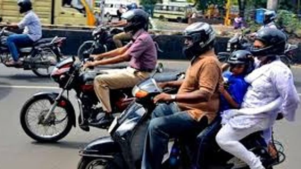 உஷார் மக்களே..! 4 வயதிற்கு மேற்பட்ட குழந்தைகளுக்கும் கட்டாயம் ஹெல்மெட்..! உஷார் மக்களே..! 4 வயதிற்கு மேற்பட்ட குழந்தைகளுக்கும் கட்டாயம் ஹெல்மெட்..!