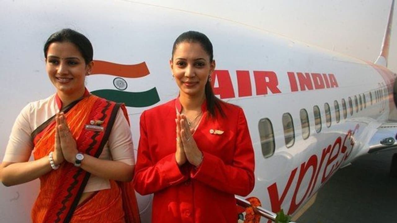 ചിരിച്ചു കൊണ്ട് നമ്മളെ സ്വാഗതം ചെയ്യുന്ന എയർ ഹോസ്റ്റസുകളുടെ മനസ്സിലിരിപ്പെന്താണ് ? ചിരിച്ചു കൊണ്ട് നമ്മളെ സ്വാഗതം ചെയ്യുന്ന എയർ ഹോസ്റ്റസുകളുടെ മനസ്സിലിരിപ്പെന്താണ് ?