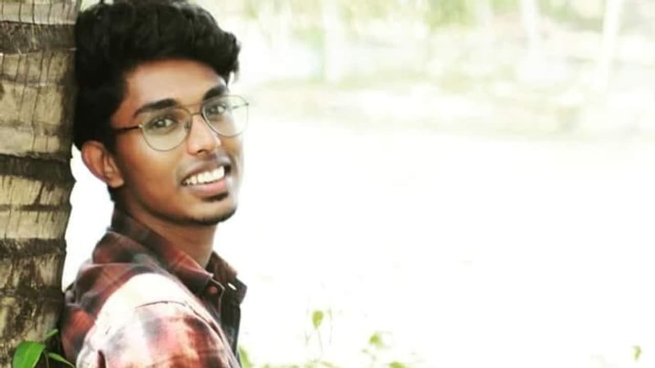 মায়ের দ্বিতীয় বিয়ে নিয়ে সোশ্যাল মিডিয়ায় পোস্ট, নেটিজেনদের মন কাড়ল এই যুবক