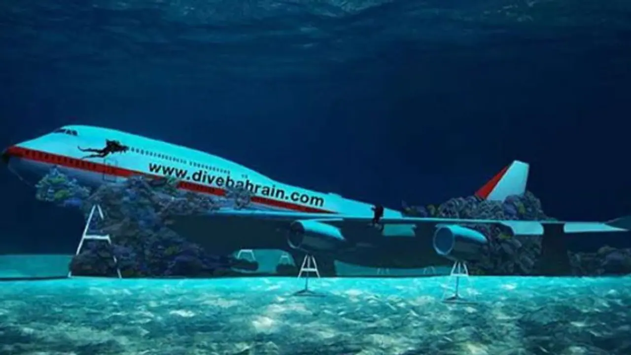 കടലിന്നടിയില് നിന്നൊരു വിമാനം; സംഗതി എന്താണെന്നോ! കടലിന്നടിയില് നിന്നൊരു വിമാനം; സംഗതി എന്താണെന്നോ!