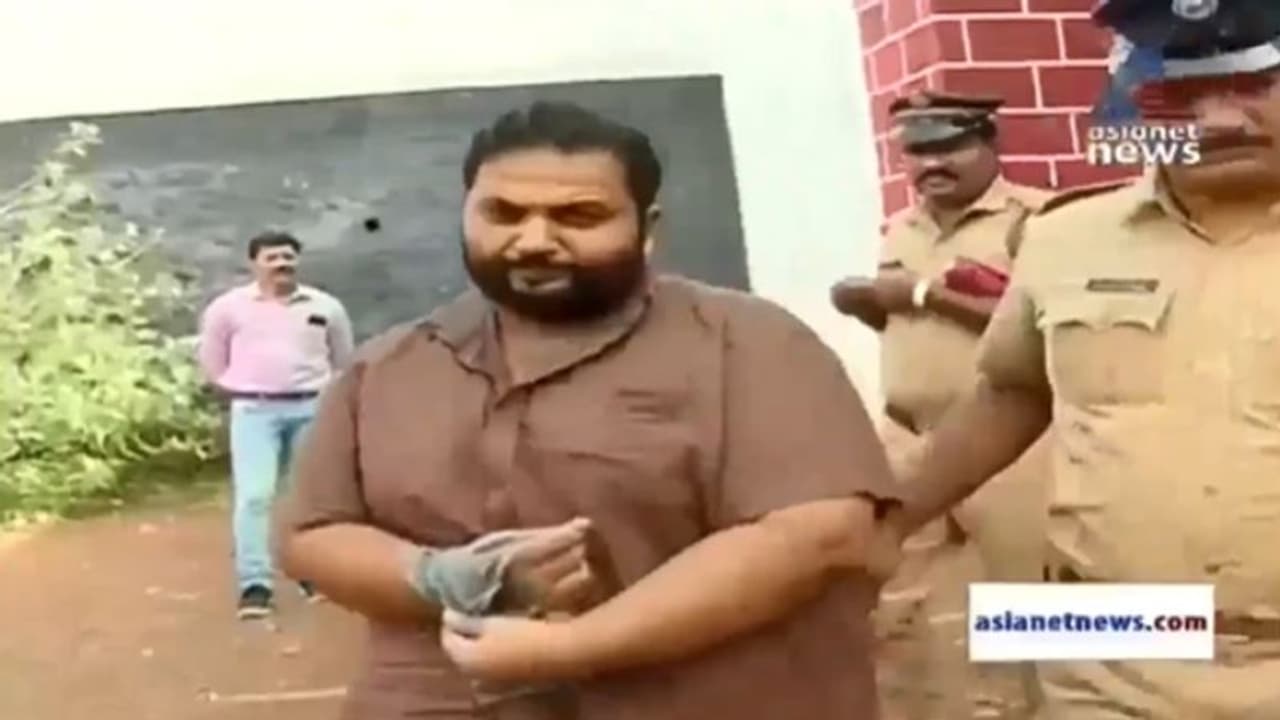 പ്രകാശ് തമ്പി ആറ് തവണയായി 60 കിലോ സ്വര്ണം കടത്തിയെന്ന് വെളിപ്പെടുത്തല് പ്രകാശ് തമ്പി ആറ് തവണയായി 60 കിലോ സ്വര്ണം കടത്തിയെന്ന് വെളിപ്പെടുത്തല്