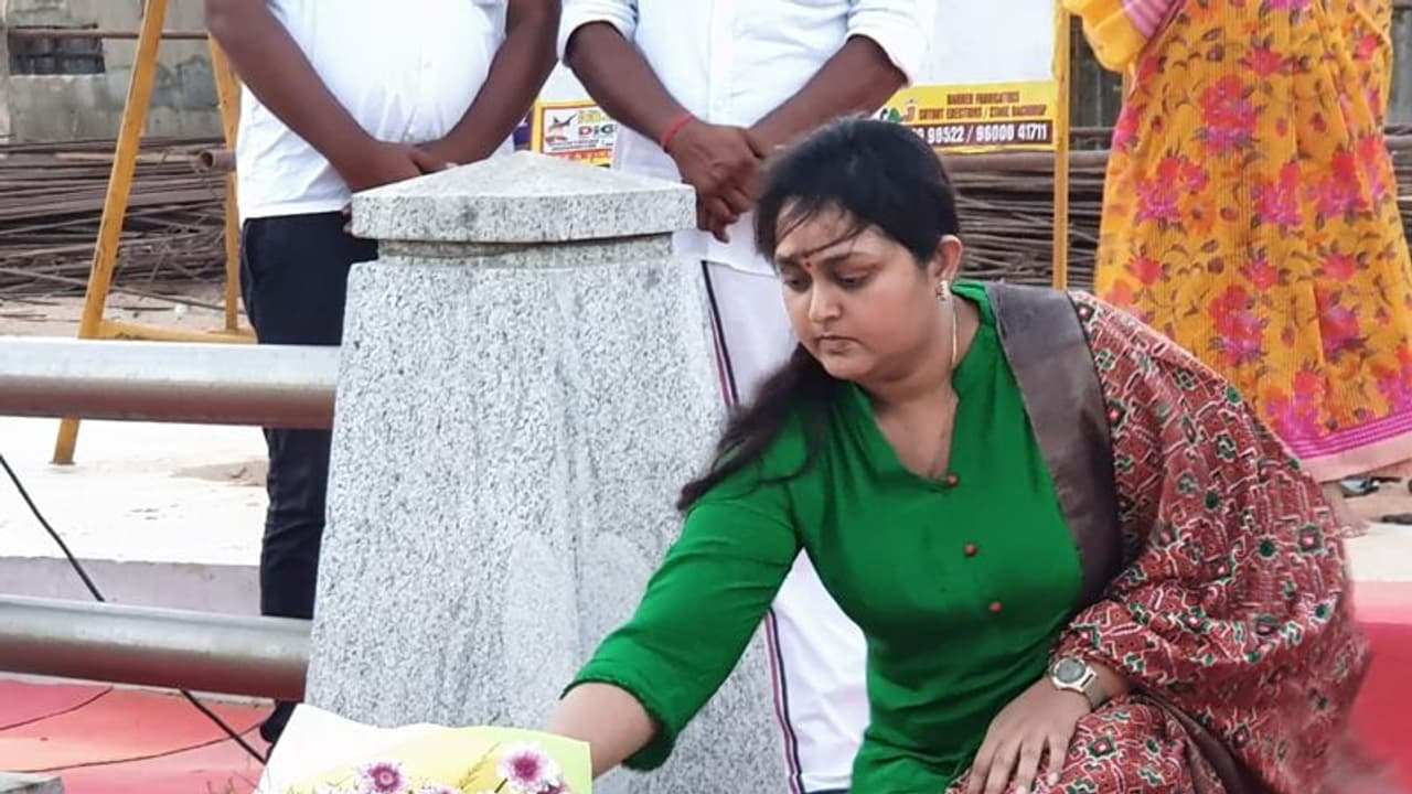 தினகரனை திணறடிக்க, ஸ்டாலினுக்கு ஷாக் கொடுக்க.. ஆர்.கே.நகரில் களமிறங்கும் விந்தியா.. அதிமுகவின் அதிரடி அரசியல் தினகரனை திணறடிக்க, ஸ்டாலினுக்கு ஷாக் கொடுக்க.. ஆர்.கே.நகரில் களமிறங்கும் விந்தியா.. அதிமுகவின் அதிரடி அரசியல்