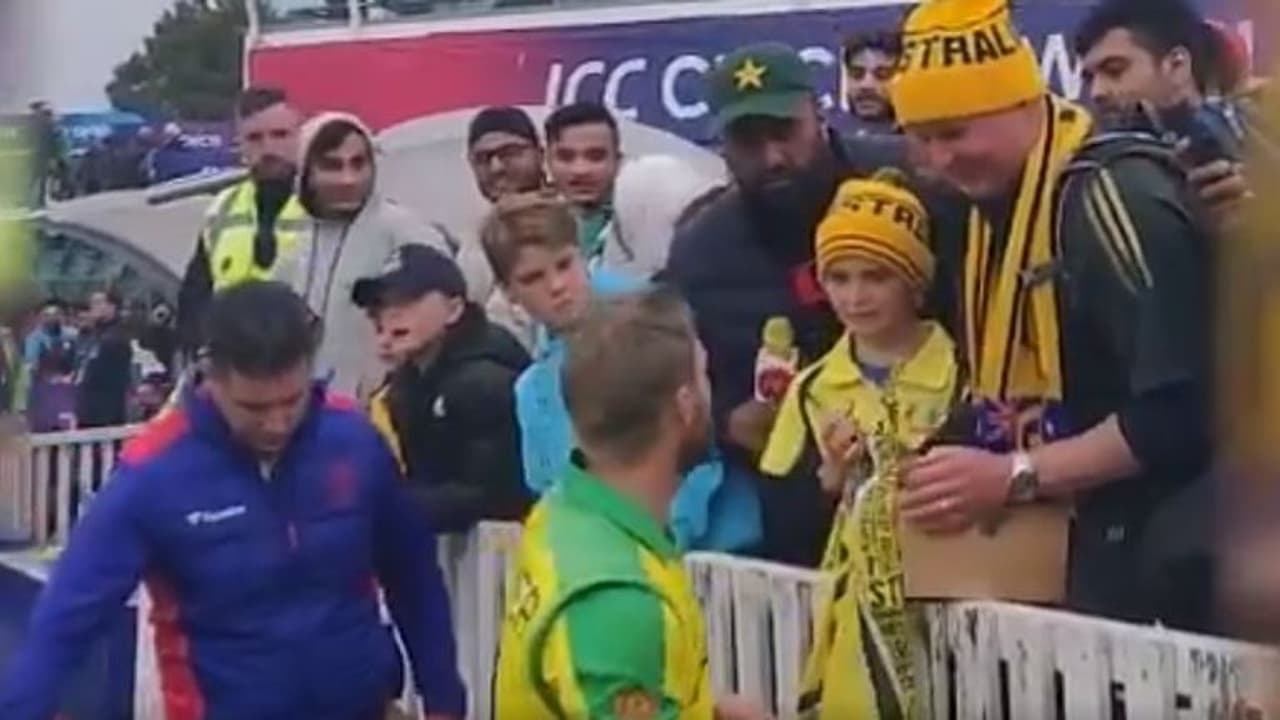 ಗೆಲುವಿನ ಬಳಿಕ ಆಸೀಸ್ ಅಭಿಮಾನಿಗೆ ಸರ್ಪ್ರೈಸ್ ಗಿಫ್ಟ್ ನೀಡಿದ ವಾರ್ನರ್! ಗೆಲುವಿನ ಬಳಿಕ ಆಸೀಸ್ ಅಭಿಮಾನಿಗೆ ಸರ್ಪ್ರೈಸ್ ಗಿಫ್ಟ್ ನೀಡಿದ ವಾರ್ನರ್!