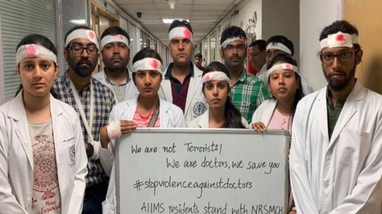 ನಾಳೆ ವೈದ್ಯರ ಮುಷ್ಕರ: ರಾಜ್ಯಾದ್ಯಂತ ಒಪಿಡಿ ಬಂದ್? ನಾಳೆ ವೈದ್ಯರ ಮುಷ್ಕರ: ರಾಜ್ಯಾದ್ಯಂತ ಒಪಿಡಿ ಬಂದ್?