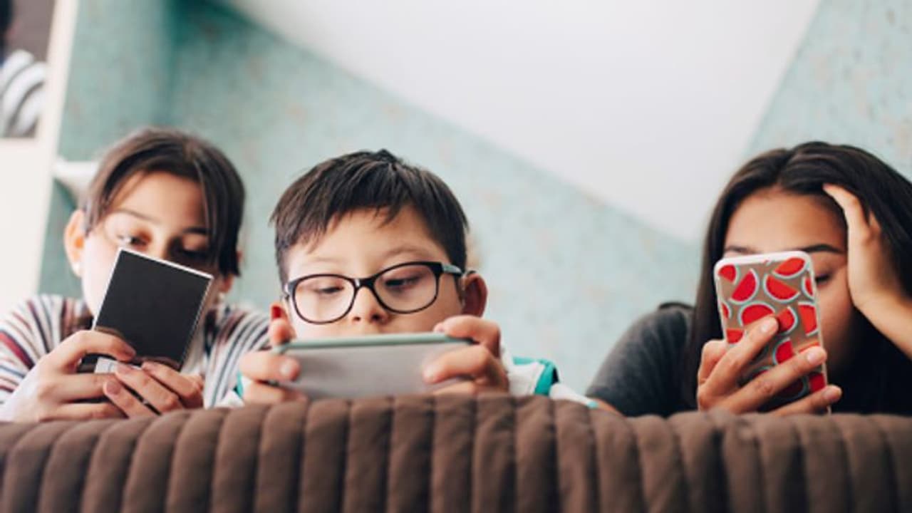 আপনার সন্তান কি সারাক্ষণ স্মার্টফোনে মগ্ন, তাকে নিয়ন্ত্রণ করতে মেনে চলুন এই উপায়গুলি আপনার সন্তান কি সারাক্ষণ স্মার্টফোনে মগ্ন, তাকে নিয়ন্ত্রণ করতে মেনে চলুন এই উপায়গুলি
