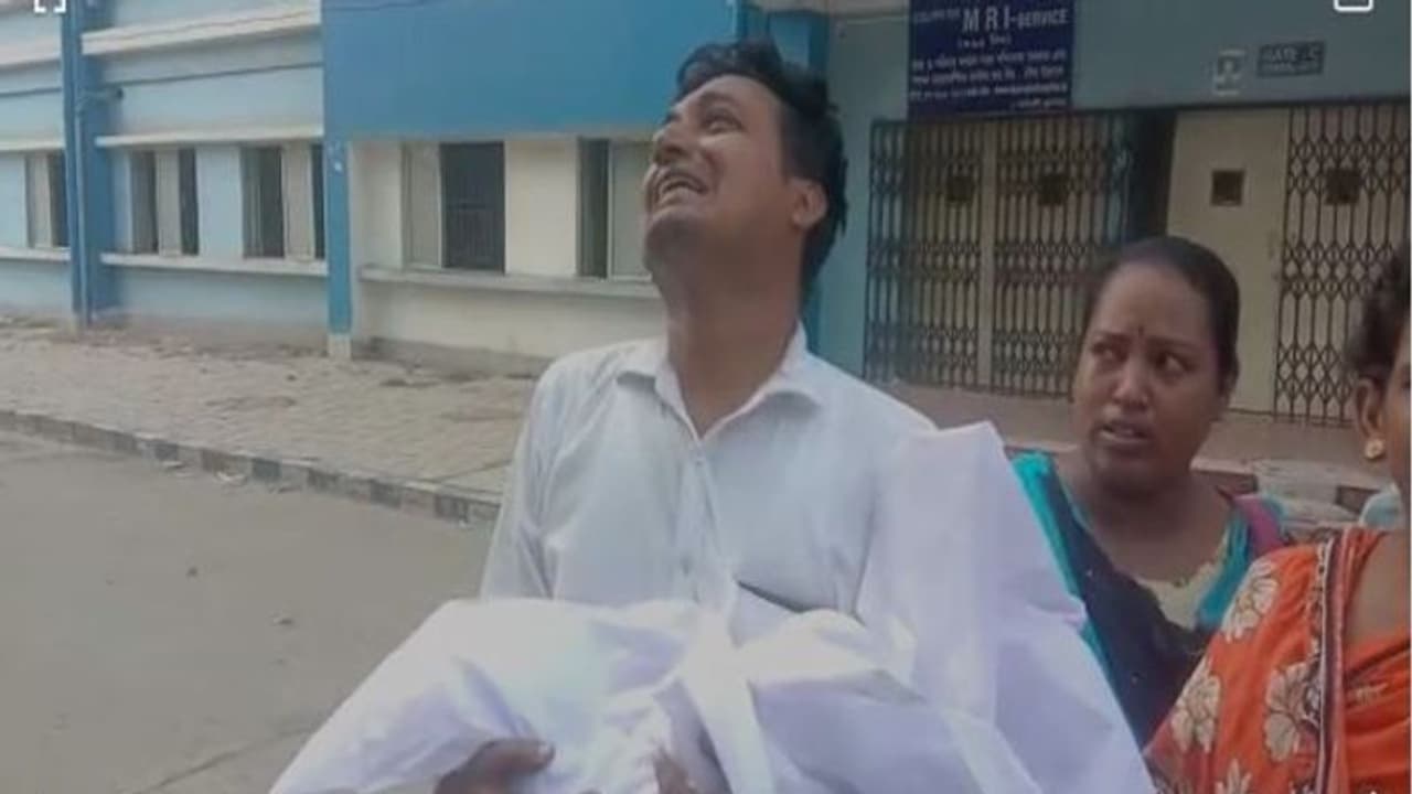 সাগর দত্ত হাসপাতালে ধুন্ধুমার, মৃত্যু শিশুর, ইস্তফা ১১ চিকিৎসকের সাগর দত্ত হাসপাতালে ধুন্ধুমার, মৃত্যু শিশুর, ইস্তফা ১১ চিকিৎসকের
