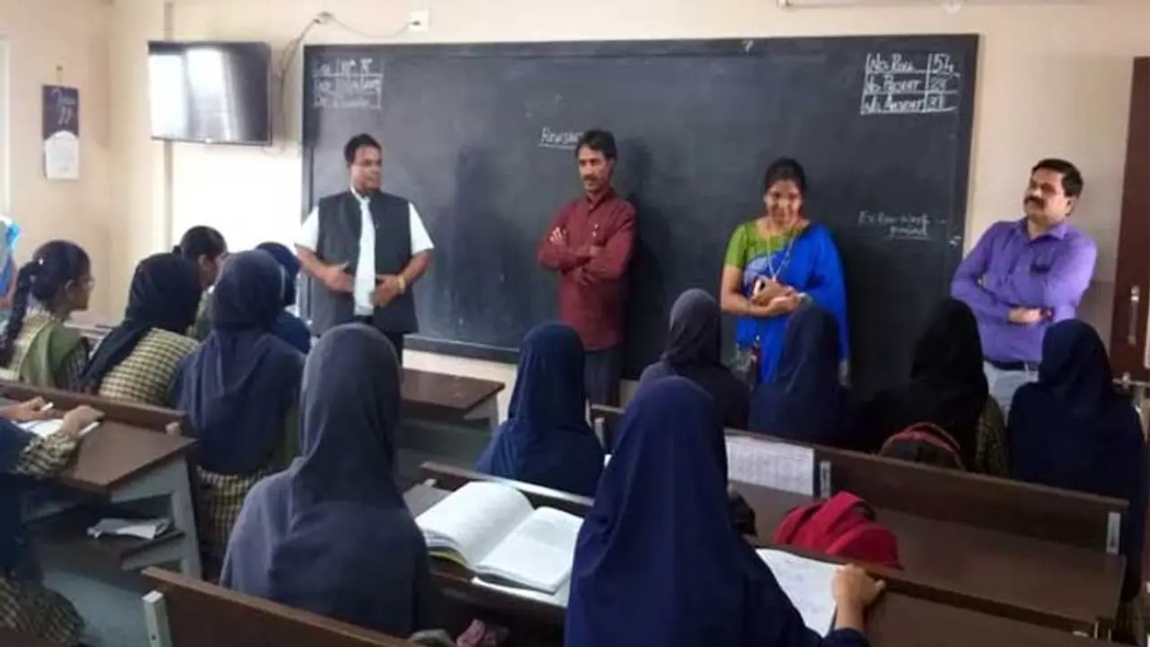 यूपी में निकली शिक्षकों की बंपर भर्तियां यूपी में निकली शिक्षकों की बंपर भर्तियां