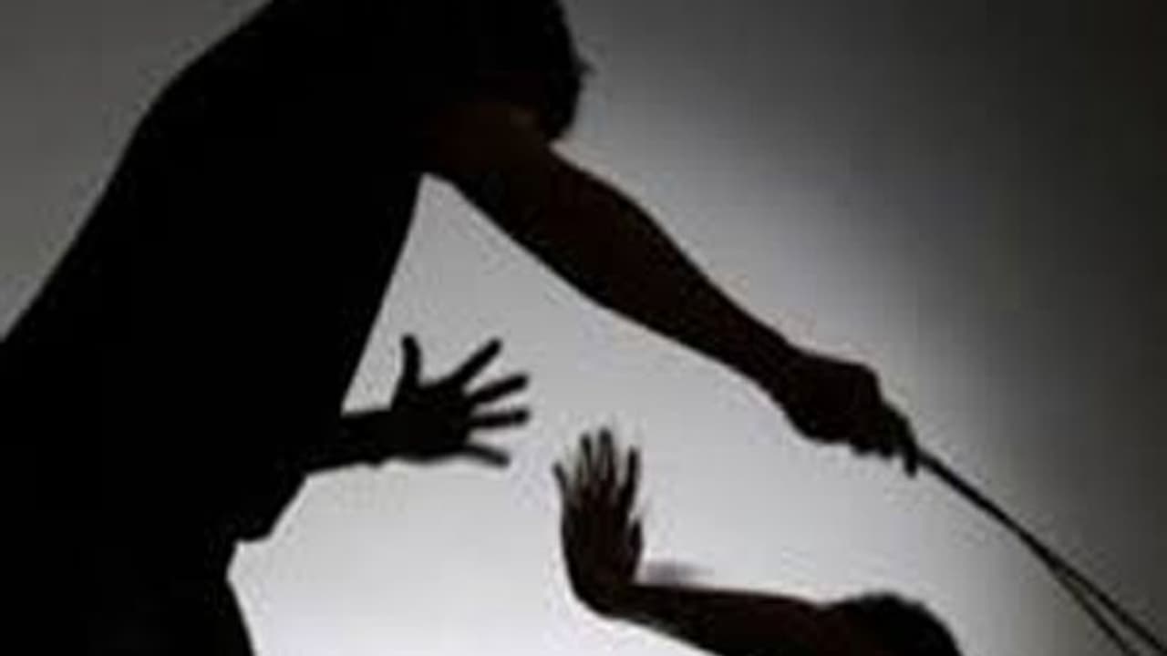 అక్రమ సంబంధం... మహిళపై వేడి నూనె పోసిన ప్రియుడు అక్రమ సంబంధం... మహిళపై వేడి నూనె పోసిన ప్రియుడు