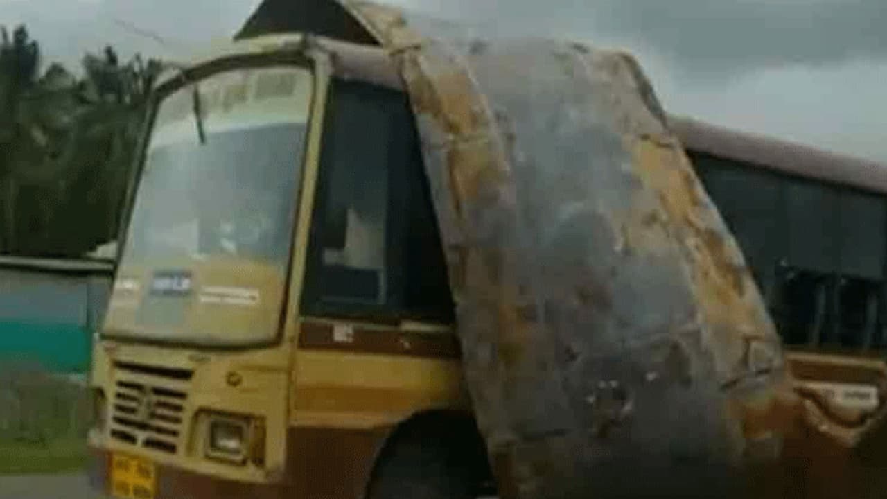 காற்றில் பறந்த தமிழக அரசு பேருந்தின் மேற்கூரை... பயணிகள் அதிர்ச்சி..! காற்றில் பறந்த தமிழக அரசு பேருந்தின் மேற்கூரை... பயணிகள் அதிர்ச்சி..!