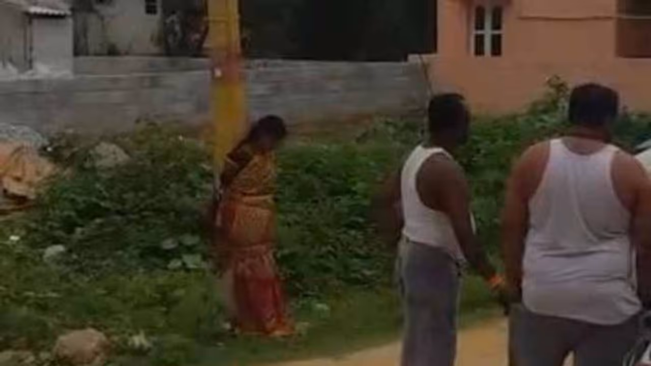 అప్పు చేసి.. పరార్: మహిళను స్తంభానికి కట్టేసి కొట్టిన గ్రామస్తులు అప్పు చేసి.. పరార్: మహిళను స్తంభానికి కట్టేసి కొట్టిన గ్రామస్తులు