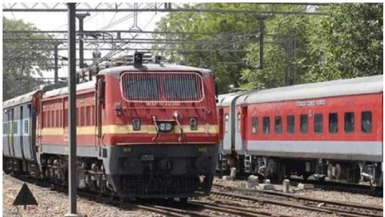 বাজেটে কী পাবে রেল, বড় বরাদ্দ হতে পারে লেভেল ক্রসিং আর ক্যামেরায়