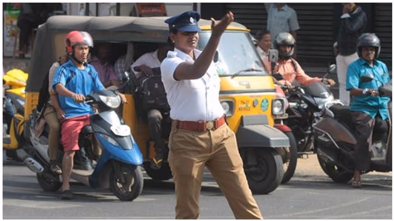 மோட்டார் சைக்கிளில் பின்னால் உட்கார்ந்து போறீங்களா..? அதிர்ச்சியாகாதீங்க, உறுதியா செம கவனிப்பு இருக்கு பாஸ்..! மோட்டார் சைக்கிளில் பின்னால் உட்கார்ந்து போறீங்களா..? அதிர்ச்சியாகாதீங்க, உறுதியா செம கவனிப்பு இருக்கு பாஸ்..!