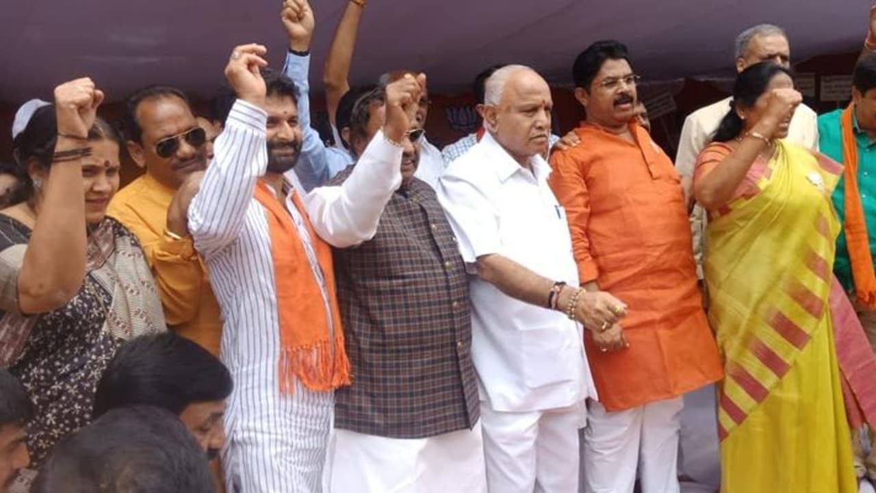 ಸಿಎಂ ಮನೆಗೆ ಬಿಜೆಪಿ ನಾಯಕರಿಂದ ಮುತ್ತಿಗೆ ಸಿಎಂ ಮನೆಗೆ ಬಿಜೆಪಿ ನಾಯಕರಿಂದ ಮುತ್ತಿಗೆ