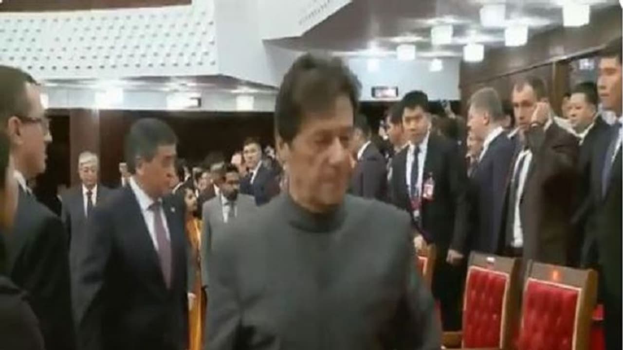 ಮೋದಿ ಬೈದ ಪರಿಗೆ ಶಿಷ್ಟಾಚಾರ ಉಲ್ಲಂಘಿಸಿ ಪೇಚಿಗೆ ಸಿಲುಕಿದ ಇಮ್ರಾನ್! ಮೋದಿ ಬೈದ ಪರಿಗೆ ಶಿಷ್ಟಾಚಾರ ಉಲ್ಲಂಘಿಸಿ ಪೇಚಿಗೆ ಸಿಲುಕಿದ ಇಮ್ರಾನ್!