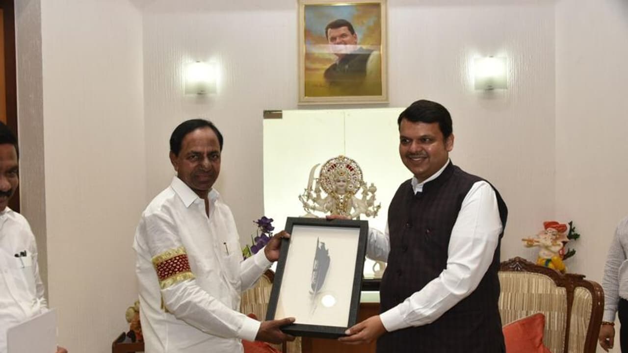 కాళేశ్వరం ప్రాజెక్టు ప్రారంభోత్సవం: మహా సీఎంకు కేసీఆర్ ఆహ్వానం కాళేశ్వరం ప్రాజెక్టు ప్రారంభోత్సవం: మహా సీఎంకు కేసీఆర్ ఆహ్వానం