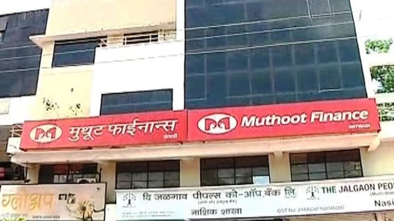 നാസിക്കിലെ മുത്തൂറ്റ് ഫിനാന്സില് കവര്ച്ച; മലയാളി വെടിയേറ്റ് മരിച്ചു നാസിക്കിലെ മുത്തൂറ്റ് ഫിനാന്സില് കവര്ച്ച; മലയാളി വെടിയേറ്റ് മരിച്ചു