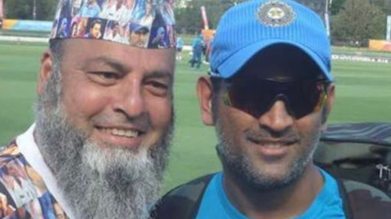 2011ರಿಂದ ಪಾಕಿಸ್ತಾನ ಅಭಿಮಾನಿಗೆ ಟಿಕೆಟ್ ನೀಡ್ತಾರೆ ಧೋನಿ!