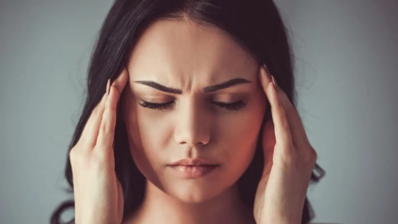 প্রচণ্ড মাথা ব্যাথার কারণ কী! ধরন দেখেই বুঝে নিন কেন এই যন্ত্রণা প্রচণ্ড মাথা ব্যাথার কারণ কী! ধরন দেখেই বুঝে নিন কেন এই যন্ত্রণা