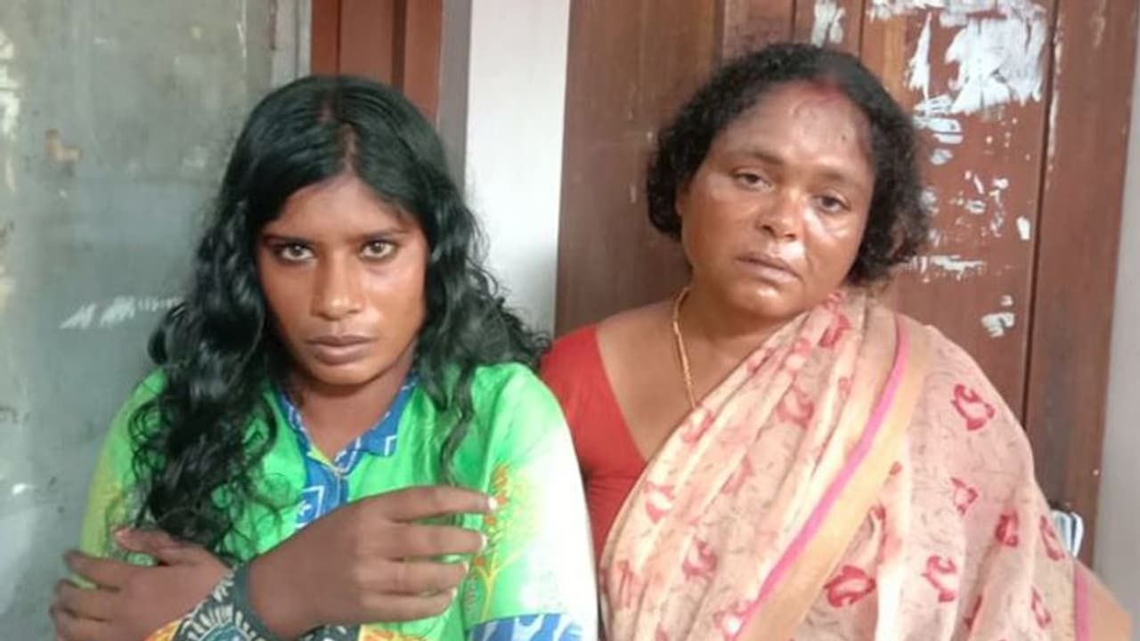 ബസില് നിന്നും മാല മോഷ്ടിച്ച് ഓടിയ നാടോടി സ്ത്രീകളെ പിടികൂടി ബസില് നിന്നും മാല മോഷ്ടിച്ച് ഓടിയ നാടോടി സ്ത്രീകളെ പിടികൂടി