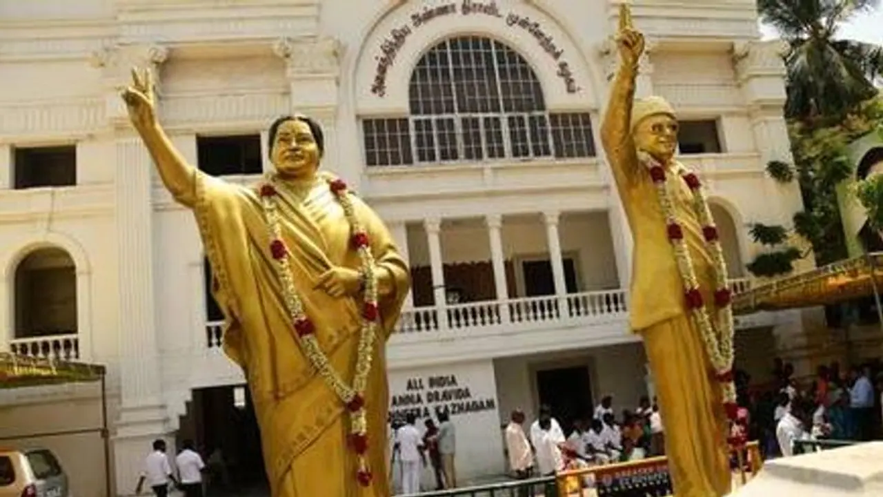 அதிமுக அலுவலகத்தில் கும்மாளம் போட்ட குடிகாரர்கள்.. ஓபிஎஸ் ஆதரவாளர் கோவை செல்வராஜ் திடுக் தகவல்! அதிமுக அலுவலகத்தில் கும்மாளம் போட்ட குடிகாரர்கள்.. ஓபிஎஸ் ஆதரவாளர் கோவை செல்வராஜ் திடுக் தகவல்!