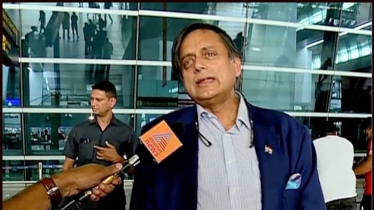 അഭിനന്ദൻ വർധമാനെ പരിഹസിച്ച പാക് ചാനലിലെ പരസ്യം; തെറ്റ് പറയാനാകില്ലെന്ന് തരൂര് അഭിനന്ദൻ വർധമാനെ പരിഹസിച്ച പാക് ചാനലിലെ പരസ്യം; തെറ്റ് പറയാനാകില്ലെന്ന് തരൂര്