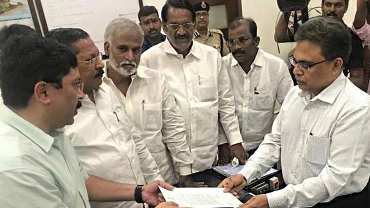 ರೈಲ್ವೆಯಿಂದ ಹಿಂದಿ ಹೇರಿಕೆ: ತಮಿಳುನಾಡಿನಲ್ಲಿ ವ್ಯಾಪಕ ಆಕ್ರೋಶ, ಸುತ್ತೋಲೆ ವಾಪಸ್ ರೈಲ್ವೆಯಿಂದ ಹಿಂದಿ ಹೇರಿಕೆ: ತಮಿಳುನಾಡಿನಲ್ಲಿ ವ್ಯಾಪಕ ಆಕ್ರೋಶ, ಸುತ್ತೋಲೆ ವಾಪಸ್