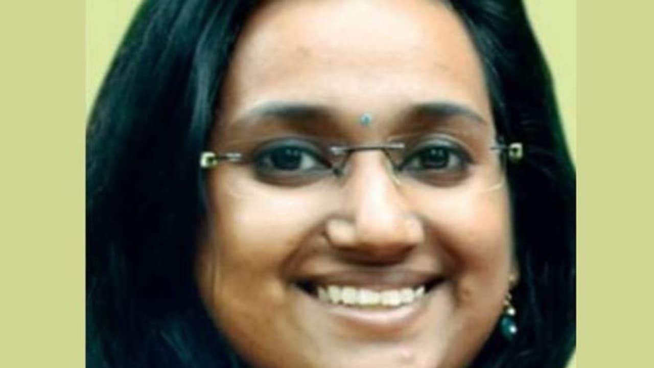 അച്ഛന് പിന്നാലെ മകളും; ഏഴ് പേര്ക്ക് പുതുജീവന് നല്കി നിബിയ മടങ്ങി അച്ഛന് പിന്നാലെ മകളും; ഏഴ് പേര്ക്ക് പുതുജീവന് നല്കി നിബിയ മടങ്ങി