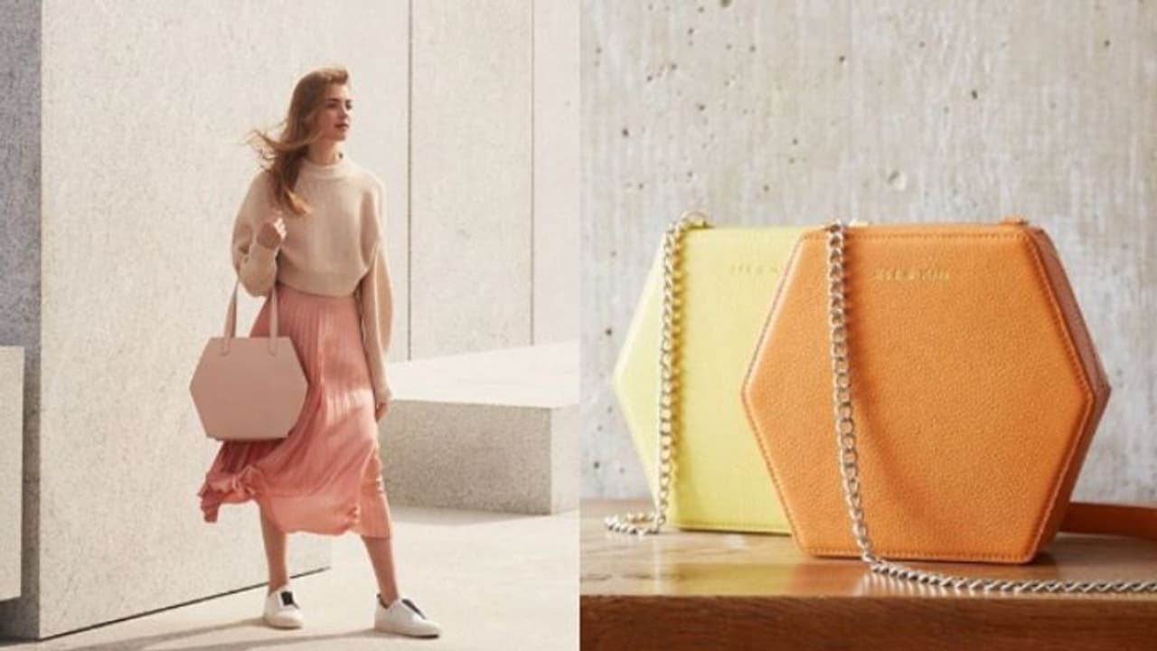  మాజీ ప్రియురాలిపై కోపం ... హ్యాండ్ బాగ్ లో మూత్రం పోసి...!