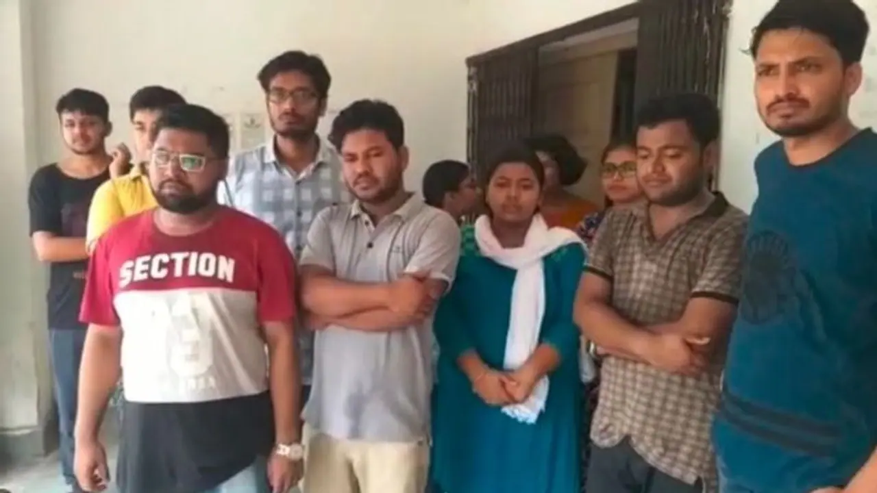 মহিলা জুনিয়র ডাক্তারদের ধারালো অস্ত্র দেখিয়ে শাসানি! অভিযোগের তির তৃণমূলের দিকে মহিলা জুনিয়র ডাক্তারদের ধারালো অস্ত্র দেখিয়ে শাসানি! অভিযোগের তির তৃণমূলের দিকে