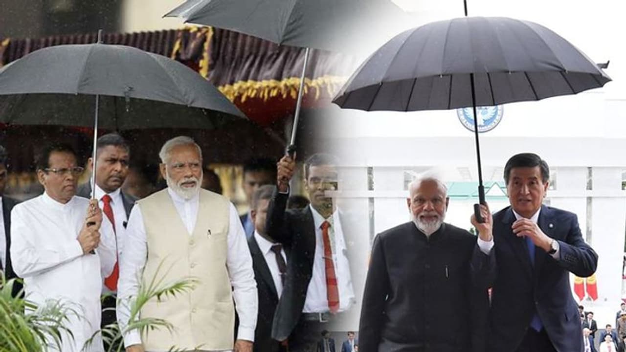 ಮೋದಿಗೆ ಮತ್ತೆ ಕೊಡೆ ಹಿಡಿದ ಗಣ್ಯರು! ಮೋದಿಗೆ ಮತ್ತೆ ಕೊಡೆ ಹಿಡಿದ ಗಣ್ಯರು!