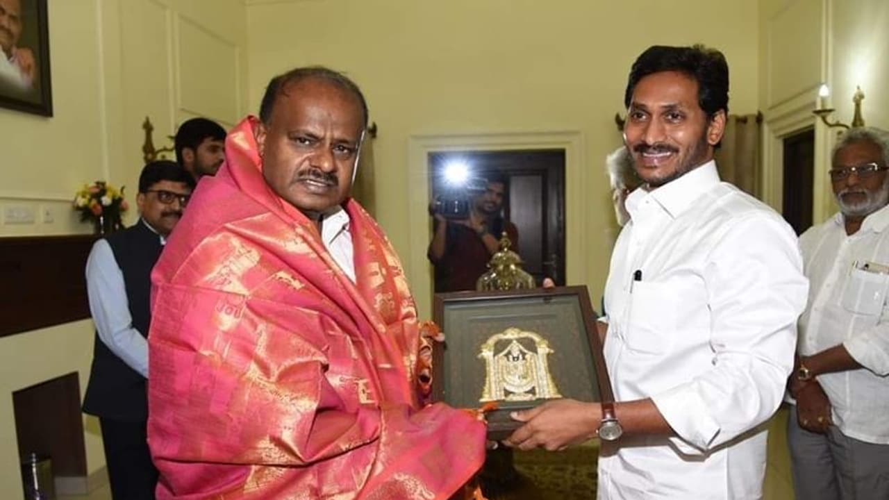 ఏపీ సీఎం జగన్ తో కర్ణాటక సీఎం భేటీ ఏపీ సీఎం జగన్ తో కర్ణాటక సీఎం భేటీ