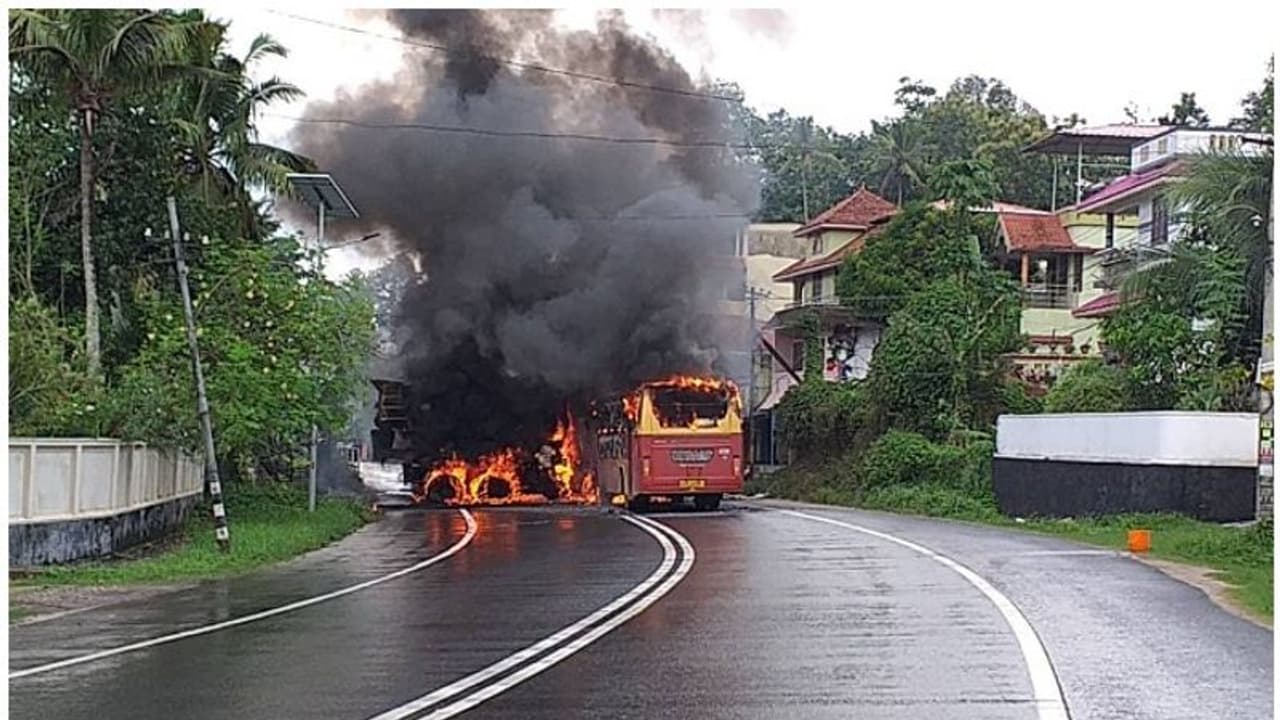 കൊല്ലത്ത് കെഎസ്ആര്ടിസിയും കോണ്ക്രീറ്റ് മിക്സര് വണ്ടിയും കൂട്ടിയിടിച്ച് അപകടം; നിരവധി പേര്ക്ക് പരിക്ക് കൊല്ലത്ത് കെഎസ്ആര്ടിസിയും കോണ്ക്രീറ്റ് മിക്സര് വണ്ടിയും കൂട്ടിയിടിച്ച് അപകടം; നിരവധി പേര്ക്ക് പരിക്ക്