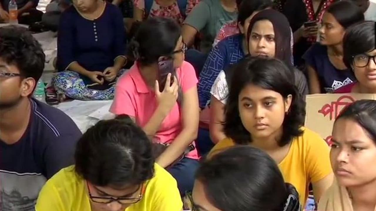 ಕ್ಷಮೆ ಕೇಳದಿದ್ರೆ ಮಾತುಕತೆ ಇಲ್ಲ: ದೀದಿ ಮನವಿ ತಿರಸ್ಕರಿಸಿದ ವೈದ್ಯರು! ಕ್ಷಮೆ ಕೇಳದಿದ್ರೆ ಮಾತುಕತೆ ಇಲ್ಲ: ದೀದಿ ಮನವಿ ತಿರಸ್ಕರಿಸಿದ ವೈದ್ಯರು!