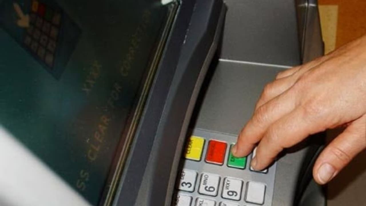 എടിഎം ഇടപാട് പരാജയപ്പെട്ടാല് പണം തിരികെ ലഭിച്ചില്ലെങ്കില് ഇനി 'പിഴ'; ബാങ്കുകള്ക്ക് നിര്ദ്ദേശവുമായി ആര്ബിഐ എടിഎം ഇടപാട് പരാജയപ്പെട്ടാല് പണം തിരികെ ലഭിച്ചില്ലെങ്കില് ഇനി 'പിഴ'; ബാങ്കുകള്ക്ക് നിര്ദ്ദേശവുമായി ആര്ബിഐ