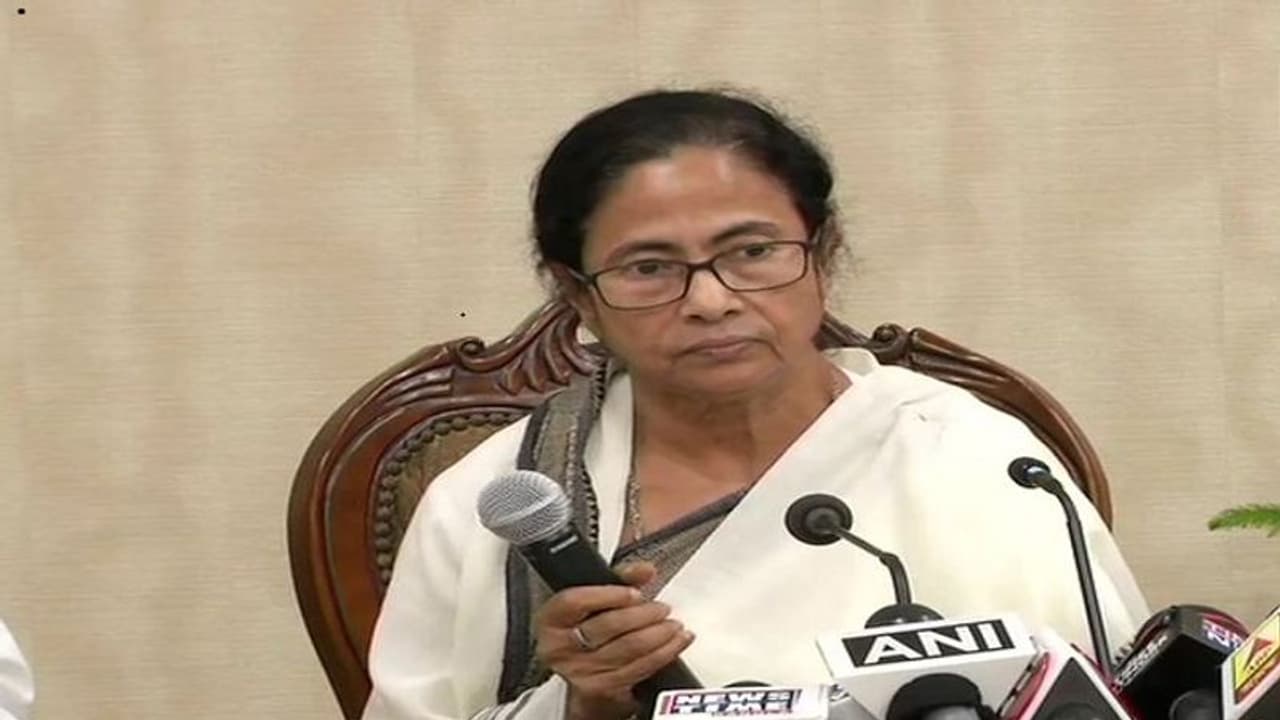 ಆಯ್ತು ಕೆಲಸಕ್ಕೆ ಬನ್ನಿ: ವೈದ್ಯರೆದುರು ಮಂಡಿಯೂರಿದ ಮಮತಾ!