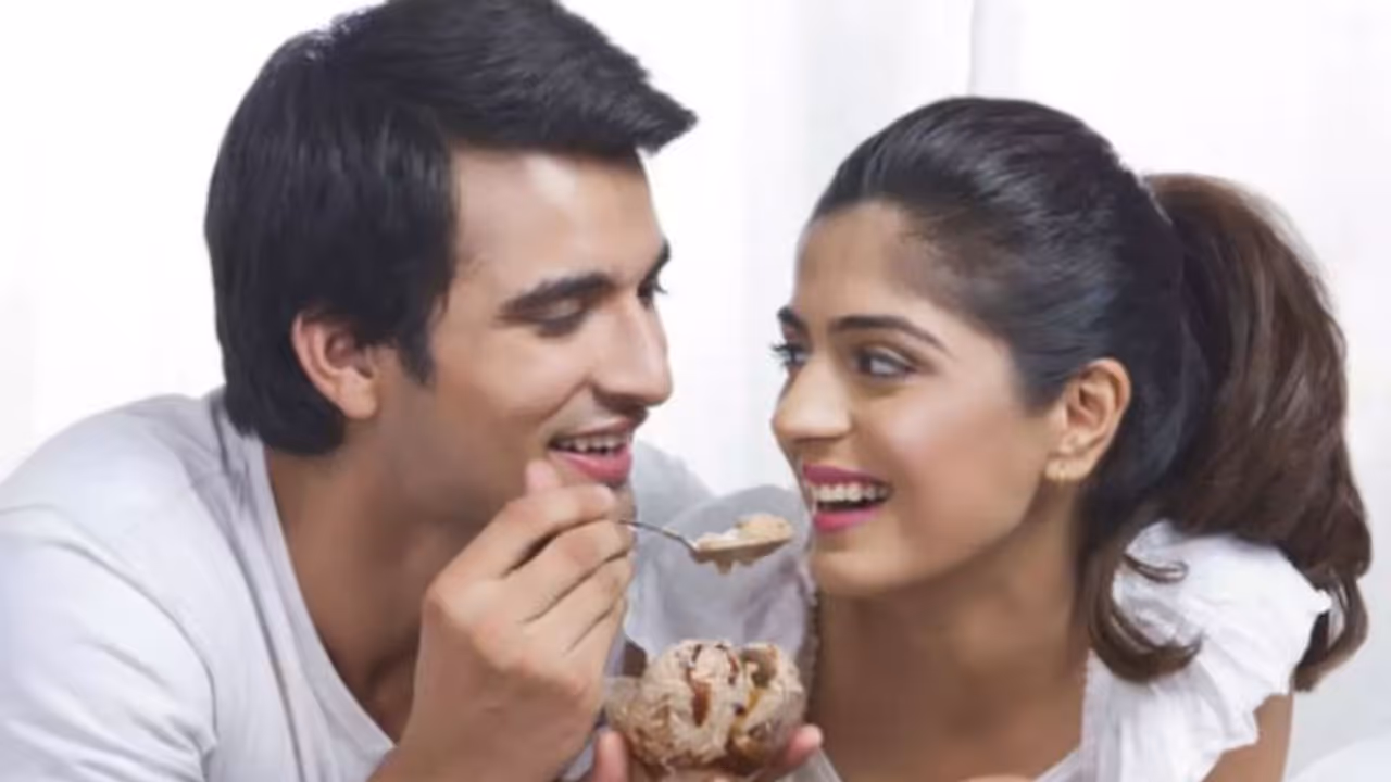 പ്രണയവും ഭക്ഷണവും തമ്മിലൊരു ബന്ധമുണ്ട്! അതെന്താണെന്നറിയാമോ? പ്രണയവും ഭക്ഷണവും തമ്മിലൊരു ബന്ധമുണ്ട്! അതെന്താണെന്നറിയാമോ?