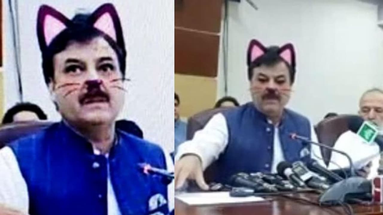 Facebook ಲೈವ್ ಶೋ ಮಾಡಲು ಹೋಗಿ ಪಾಕ್ ಸಚಿವನ ಎಡವಟ್ಟು! Facebook ಲೈವ್ ಶೋ ಮಾಡಲು ಹೋಗಿ ಪಾಕ್ ಸಚಿವನ ಎಡವಟ್ಟು!