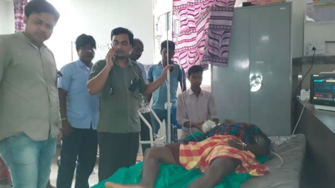 প্রাণ বাঁচিয়ে প্রতিবাদ, ভেন্টিলেটর ছাড়াই সাপে কাটা যুবককে বাঁচালেন শালবনীর দুই চিকিৎসক প্রাণ বাঁচিয়ে প্রতিবাদ, ভেন্টিলেটর ছাড়াই সাপে কাটা যুবককে বাঁচালেন শালবনীর দুই চিকিৎসক