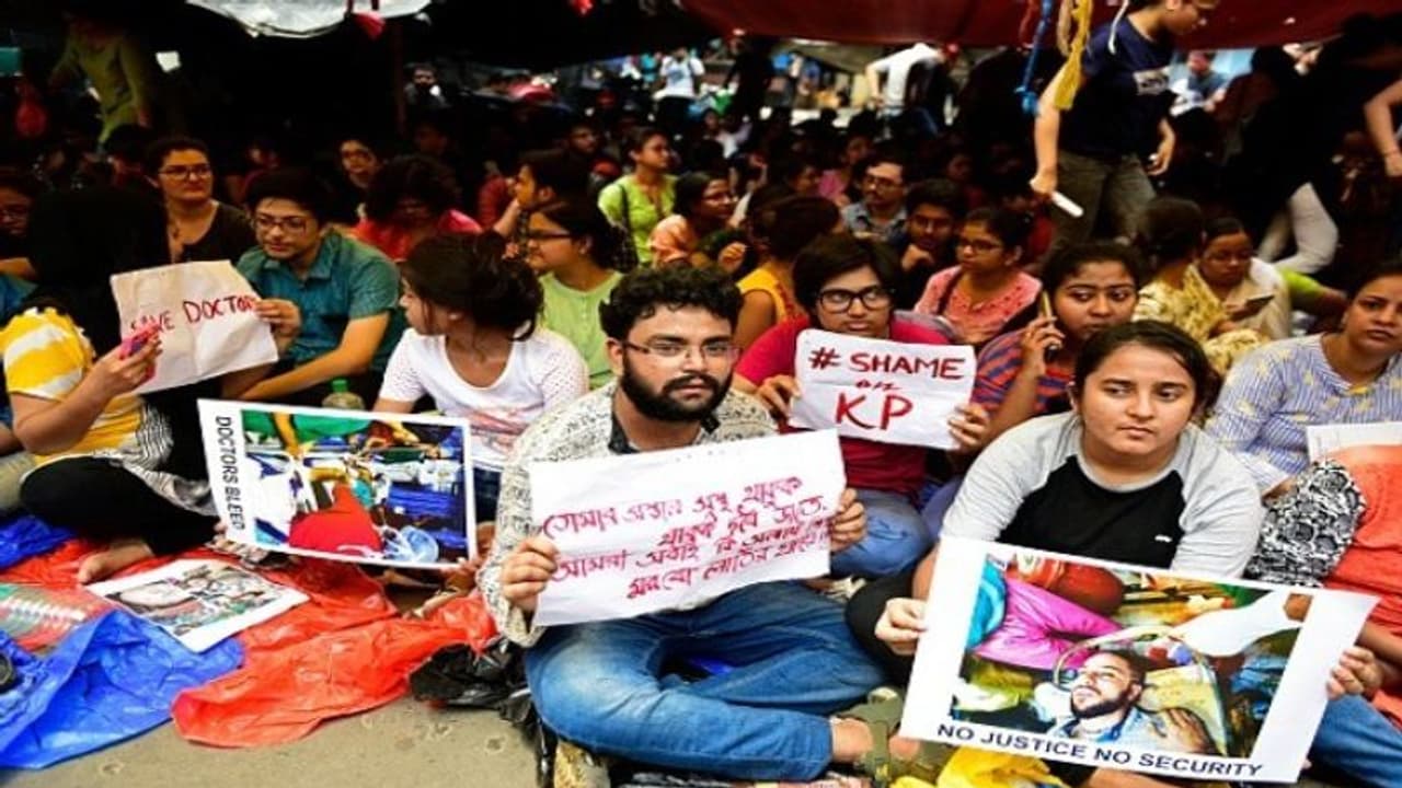 রোগীকে বাঁচাতে রক্ত চাই, দিলেন সেই জুনিয়র ডাক্তাররাই রোগীকে বাঁচাতে রক্ত চাই, দিলেন সেই জুনিয়র ডাক্তাররাই