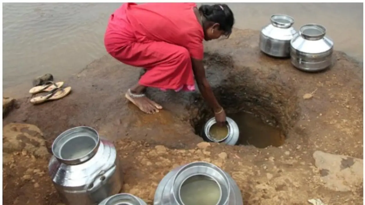 குடிநீர்ப் பஞ்சம் தீருறவரைக்கும் இப்படித்தான் குளிக்கணும்...ஒரு வைரல் செக்ஸி வீடியோ... குடிநீர்ப் பஞ்சம் தீருறவரைக்கும் இப்படித்தான் குளிக்கணும்...ஒரு வைரல் செக்ஸி வீடியோ...