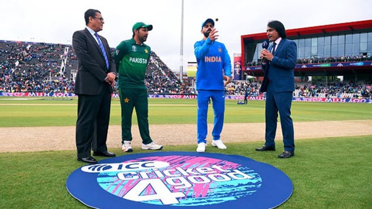 বৃষ্টি অসুরের ভ্রুকুটির মাঝেই হয়ে গেল টস! ভারতীয় দলে শঙ্কর, পাকিস্তান খেলছে দুই স্পিনারে বৃষ্টি অসুরের ভ্রুকুটির মাঝেই হয়ে গেল টস! ভারতীয় দলে শঙ্কর, পাকিস্তান খেলছে দুই স্পিনারে