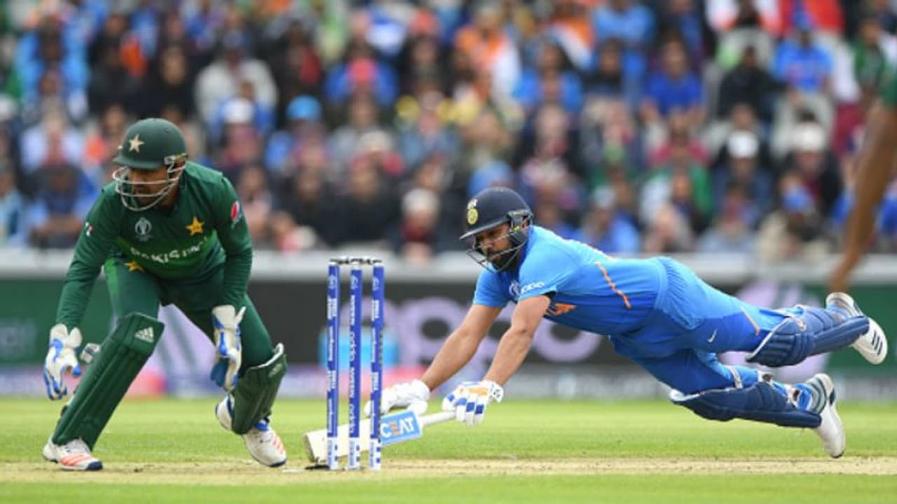 பாகிஸ்தானின் மொக்க ஃபீல்டிங்கால் தப்பிய ரோஹித்.. 2 ரன் அவுட் சான்ஸை தவறவிட்ட பாகிஸ்தான் பாகிஸ்தானின் மொக்க ஃபீல்டிங்கால் தப்பிய ரோஹித்.. 2 ரன் அவுட் சான்ஸை தவறவிட்ட பாகிஸ்தான்